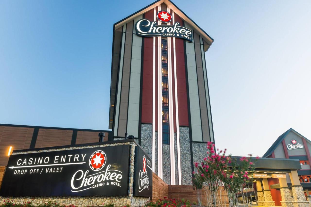 Cherokee Casino Hotel Roland Exterior photo
