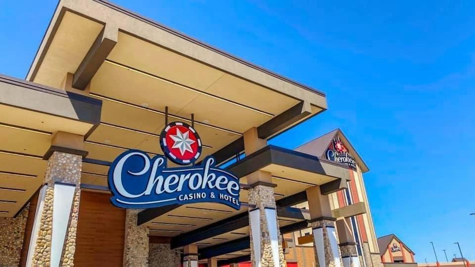 Cherokee Casino Hotel Roland Exterior photo